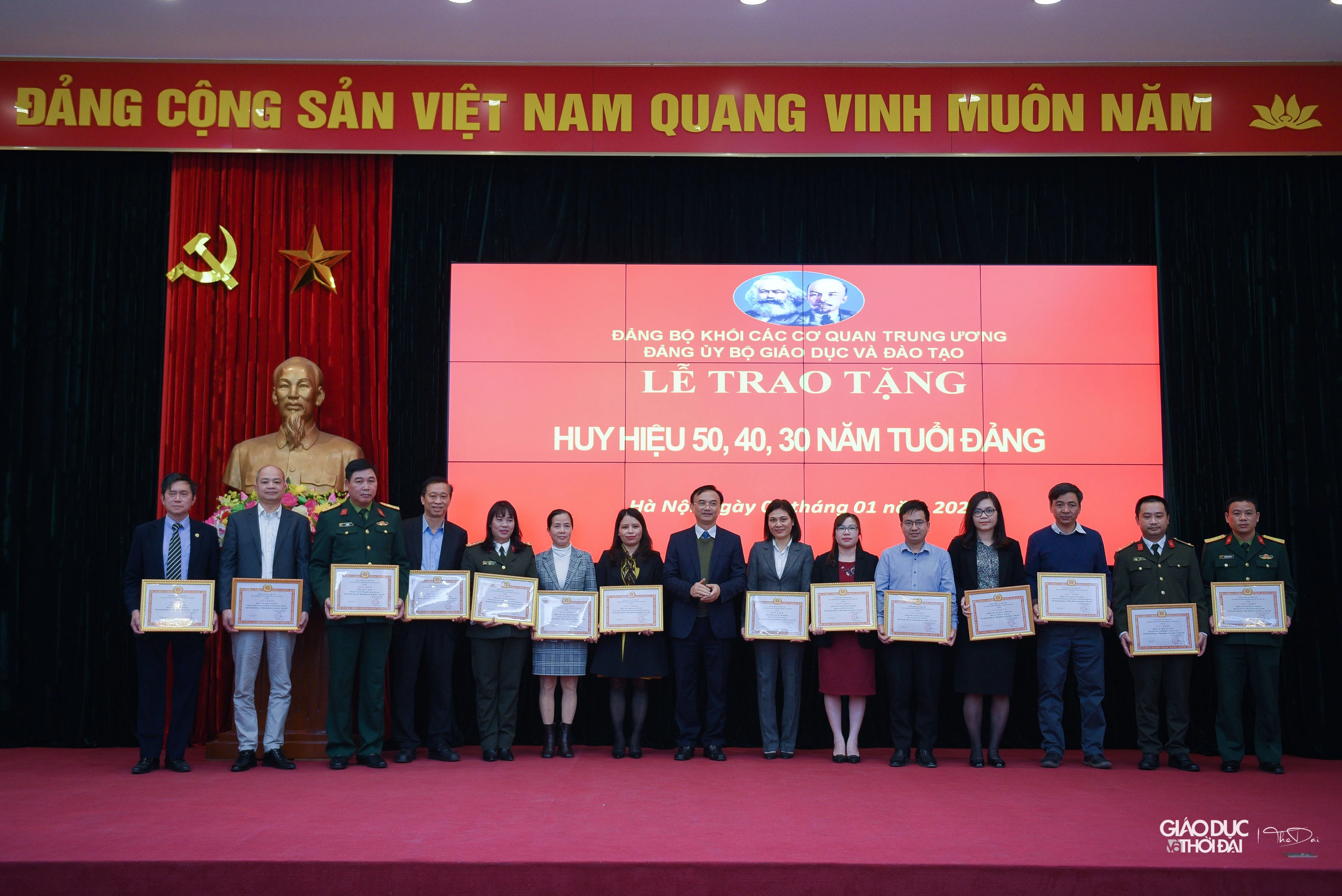 Các đảng viên được nhận Giấy khen của Đảng ủy Bộ GD&amp;ĐT.