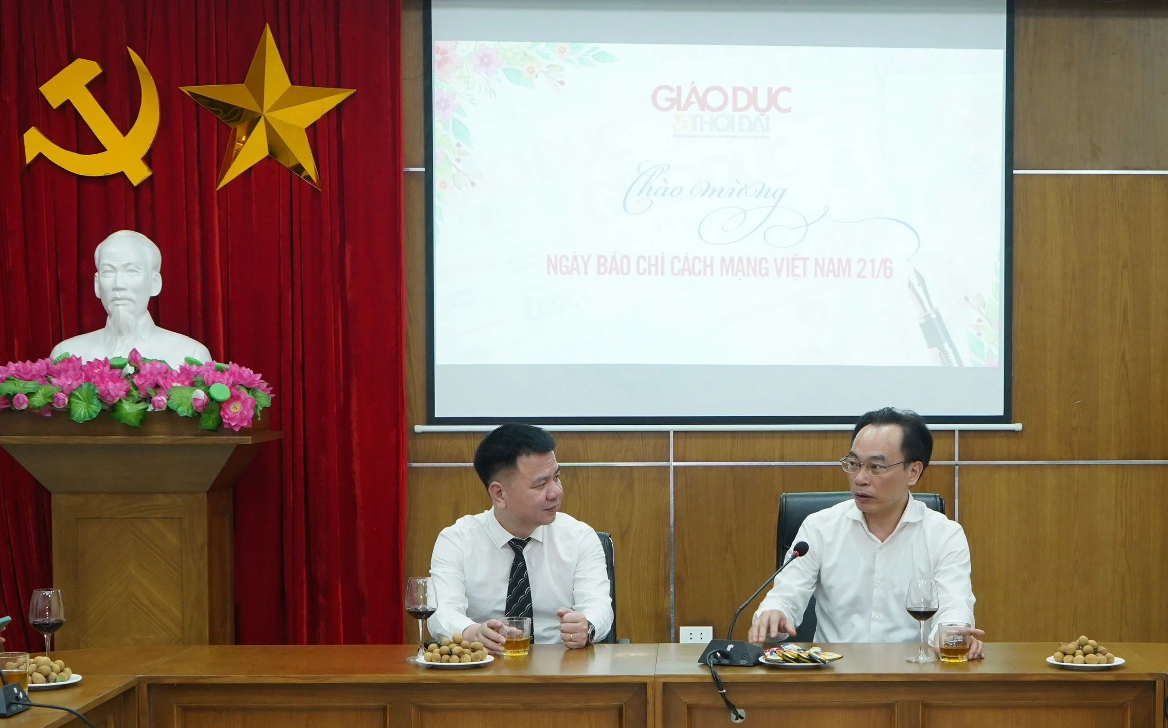Thứ trưởng Bộ GD&ĐT Hoàng Minh Sơn gợi mở nhiều vấn đề về báo chí. Thứ trưởng Bộ GD&ĐT Hoàng Minh Sơn gợi mở nhiều vấn đề về báo chí.