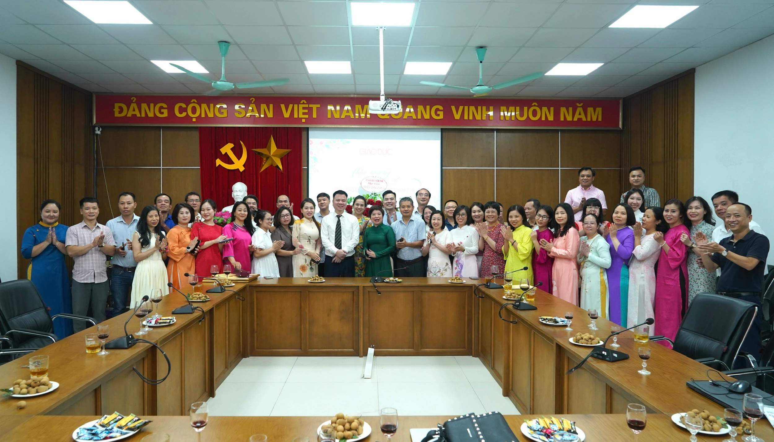 Tập thể cán bộ, viên chức, người lao động Báo Giáo dục & Thời đại. Tập thể cán bộ, viên chức, người lao động Báo Giáo dục & Thời đại.