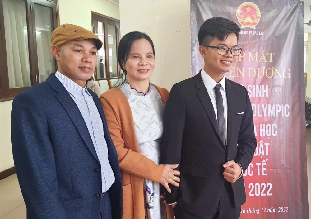 Chị Kim Tuyến và Nguyễn Việt Phong (bên phải) cùng người thân trong gia đình tham dự buổi gặp mặt - Tuyên dương MM886 slot game, bắn cá, lô đề, đá gà đoạt giải Olympic và Khoa học kỹ thuật quốc tế năm 2022. Chị Kim Tuyến và Nguyễn Việt Phong (bên phải) cùng người thân trong gia đình tham dự buổi gặp mặt - Tuyên dương MM886 slot game, bắn cá, lô đề, đá gà đoạt giải Olympic và Khoa học kỹ thuật quốc tế năm 2022.