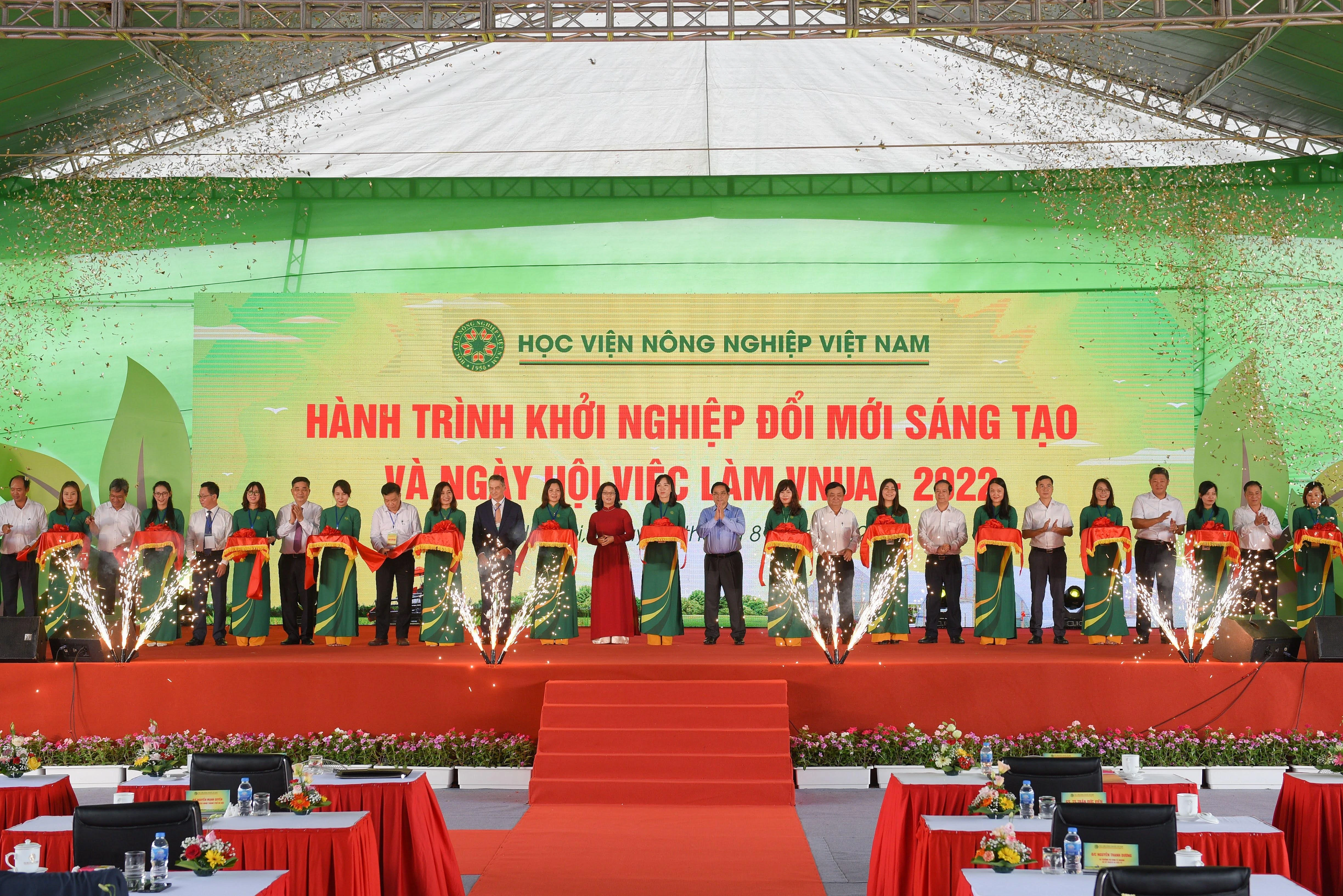 Thủ tướng và các đại biểu cắt băng khai mạc sự kiện Hành trình khởi nghiệp đổi mới sáng tạo và ngày hội việc làm VNUA - 2022. Thủ tướng và các đại biểu cắt băng khai mạc sự kiện Hành trình khởi nghiệp đổi mới sáng tạo và ngày hội việc làm VNUA - 2022.
