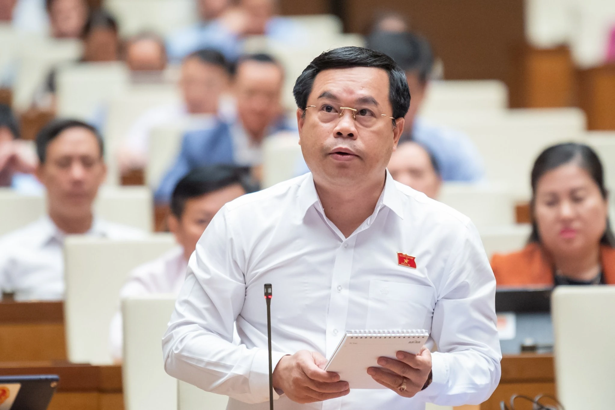 Đại biểu Vương Quốc Thắng (Đoàn ĐBQH tỉnh Quảng Nam) chất vấn về vấn đề bạo lực học đường, tại Quốc hội, chiều 7/11.