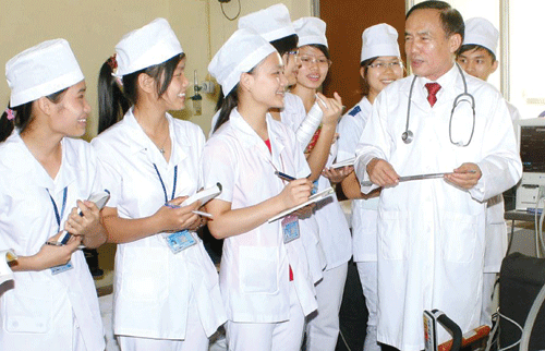 Được địa phương cử đi học, có thuộc đối tượng miễn học phí?