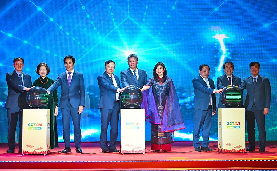 Nghi thức kích hoạt “Du lịch Hà Nội 2025 và công nhận Quyết định công nhận điểm du lịch Di tích quốc gia đặc biệt đền, chùa, đình Hai Bà Trưng”. den-hbt-2.jpg