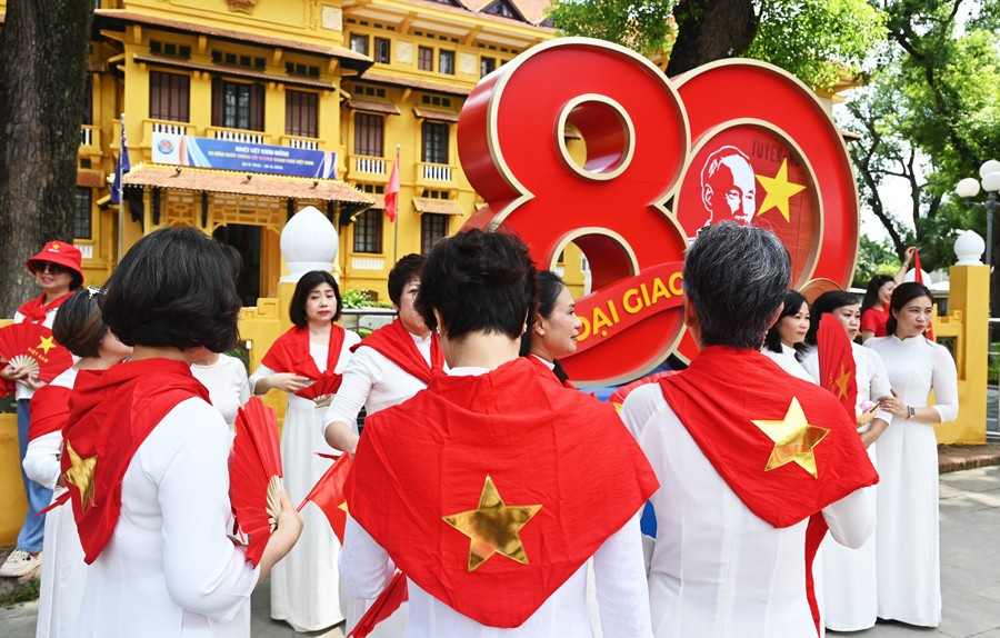 Đông đảo người dân và du khách tập trung check-in khu vực phía trước trụ sở Bộ Ngoại giao. hanoi-2.jpg
