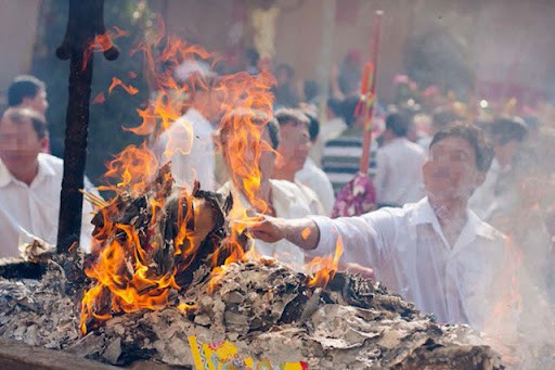 Bộ VHTT&DL yêu cầu xử lý nghiêm các hành vi tiêu cực, lợi dụng lễ hội để hoạt động mê tín, cờ bạc trá hình; hạn chế tối đa việc đốt vàng mã, rải tiền lẻ - Ảnh ITN.
