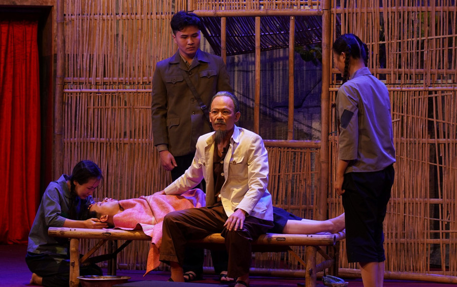 Vở diễn thể hiện tấm lòng bao la, rộng lớn của Bác, luôn quan tâm đến mọi tầng lớp nhân dân. hcm-5.jpg