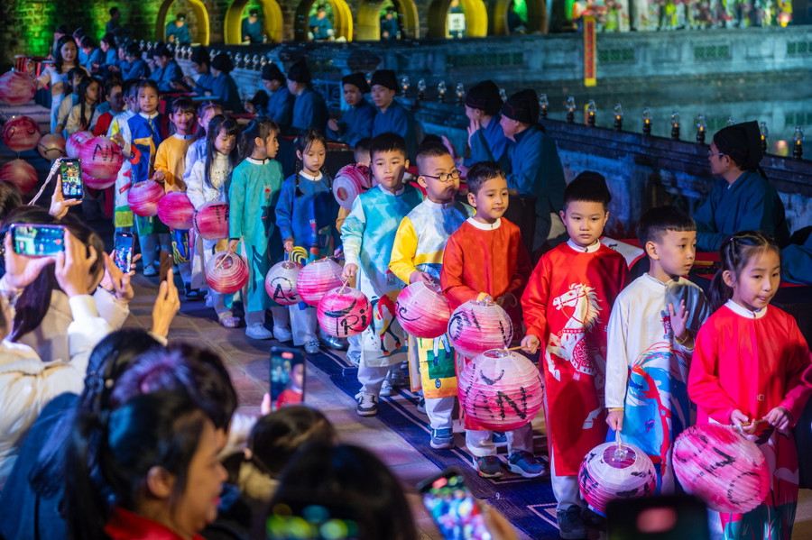 Nghị quyết đưa ra nhiệm vụ: Chú trọng xây dựng con người Việt Nam phát triển toàn diện. 612966671-1326570246175341-1847414730687891506-n.jpg