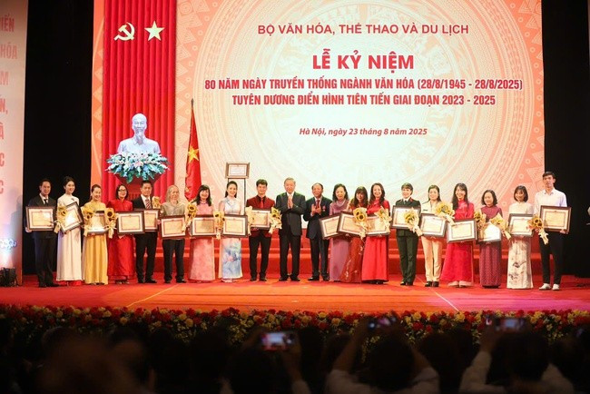 Bộ VH,TT&DL đặt mục tiêu nâng cao chất lượng hoạt động văn hóa, nghệ thuật, khuyến khích sáng tạo, động viên đội ngũ văn nghệ sĩ tham gia sáng tác và biểu diễn - Ảnh minh hoạ. van-hoa-3.jpg