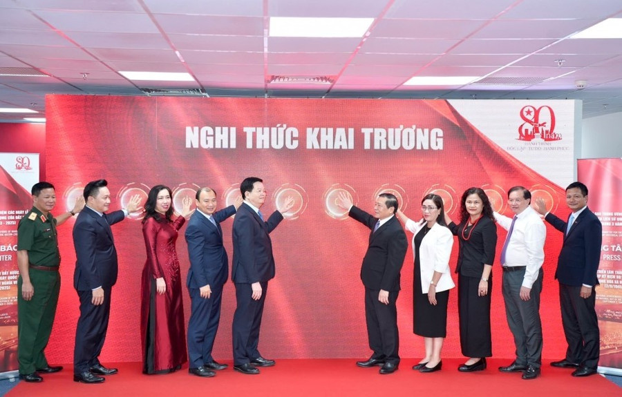 Các đại biểu khai trương Trung tâm Báo chí Triển lãm thành tựu đất nước 80 năm hành trình Độc lập - Tự do - Hạnh phúc.