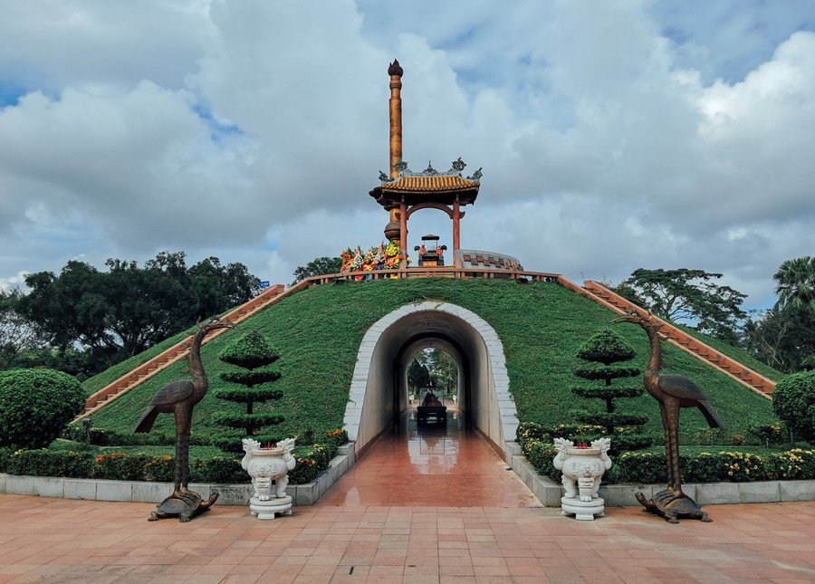 Đài tưởng niệm tại trung tâm Thành cổ Quảng Trị. thanh-co-5.jpg