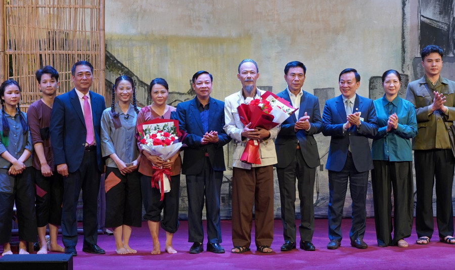 Nghệ sĩ Minh Hải thể hiện hình tượng Chủ tịch Hồ Chí Minh. hcm-1.jpg