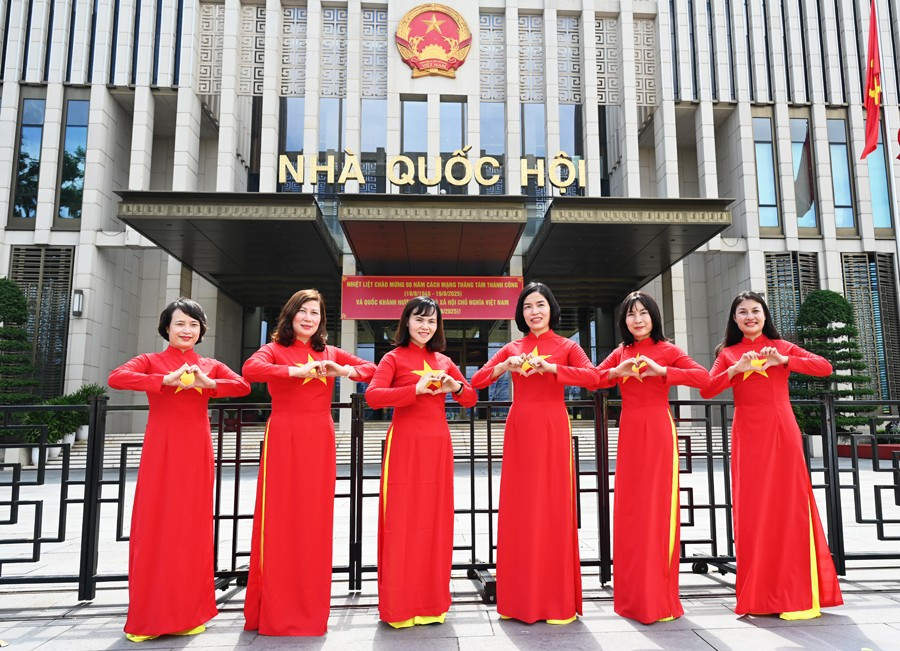 Trước tòa nhà Quốc hội. hanoi-5.jpg