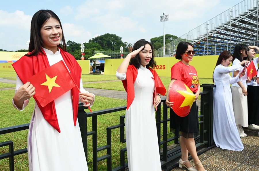 Du khách check-in tại khu vực Quảng trường Ba Đình. hanoi-4.jpg