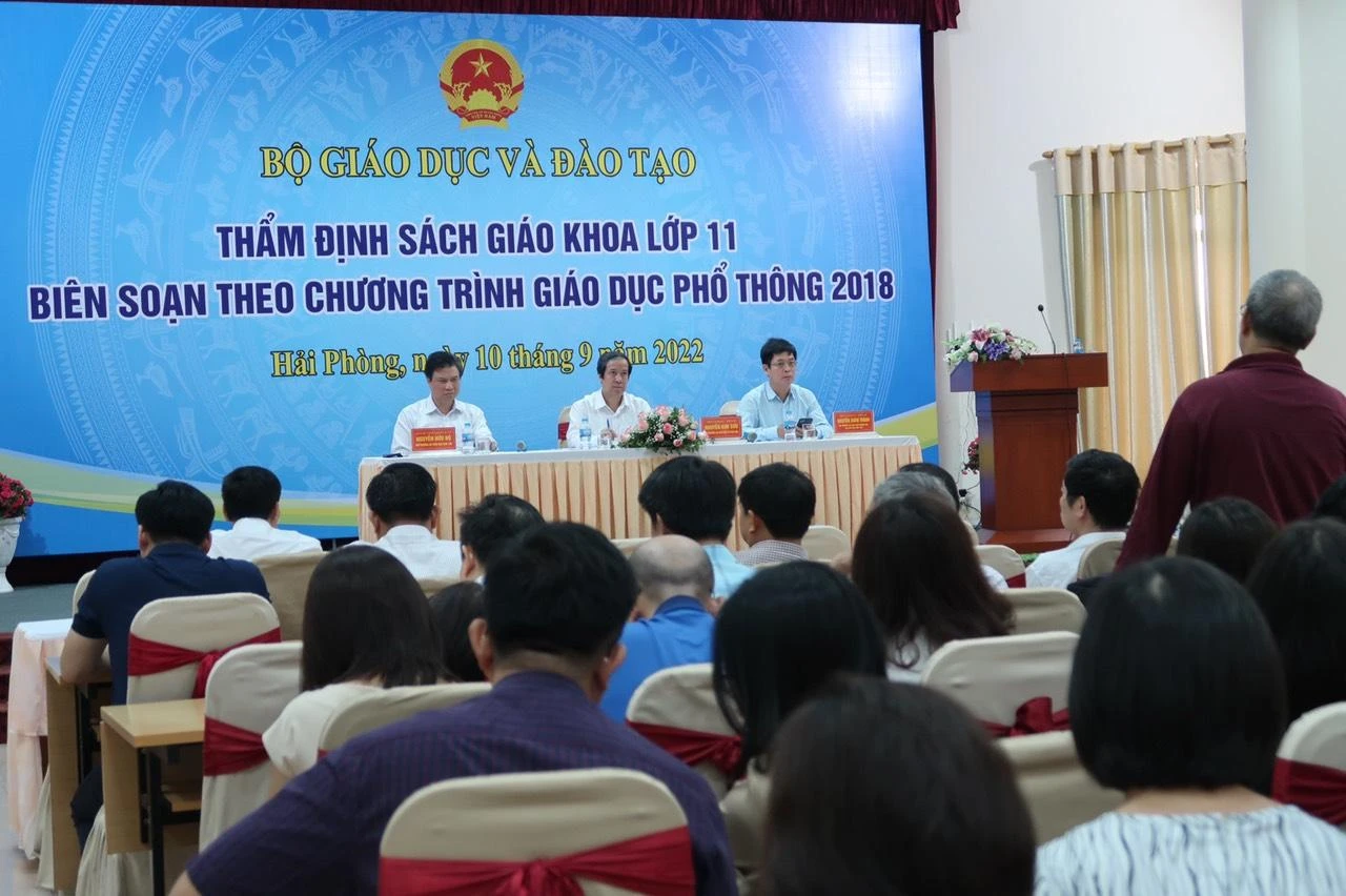 Lãnh đạo Bộ GD&amp;ĐT nghe ý kiến của các thành viên Hội đồng thẩm định SGK.