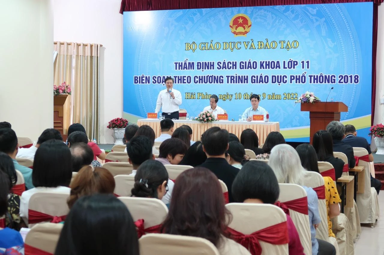 Thứ trưởng Nguyễn Hữu Độ cho rằng, công việc thẩm định các bộ SGK lớp 11 có nhiều điểm thuận lợi.