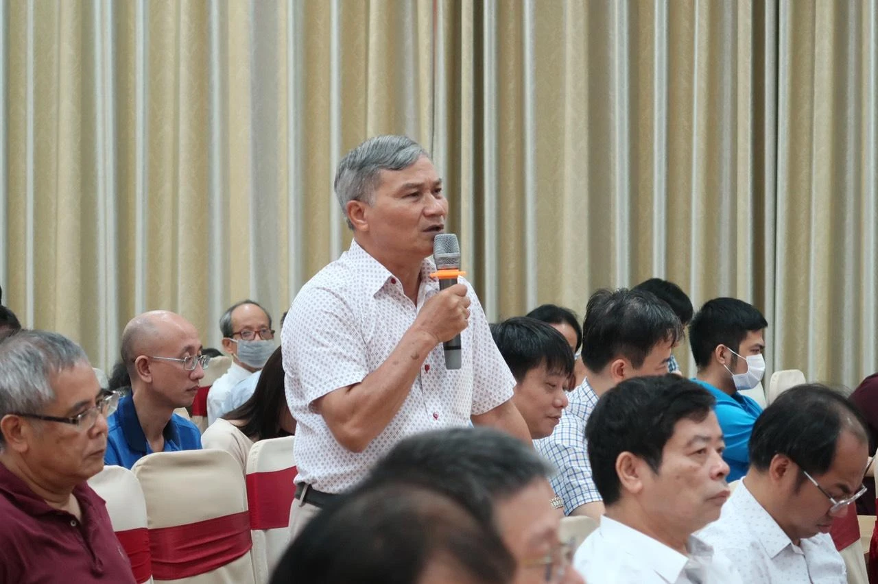 Thành viên Hội đồng thẩm định chia sẻ thuận lợi và khó khăn trong quá trình thẩm định SGK lớp 11.