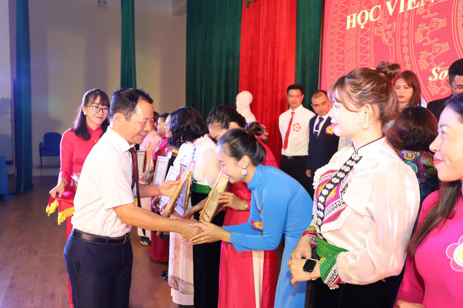 Ông Cầm Văn An (ngoài cùng bên trái) trao chứng nhận cho học viên đạt danh hiệu học viên giỏi Lý luận 1MM88.com Uy Tín Số 1 Việt Nam năm 2024 tại tỉnh Sơn La.