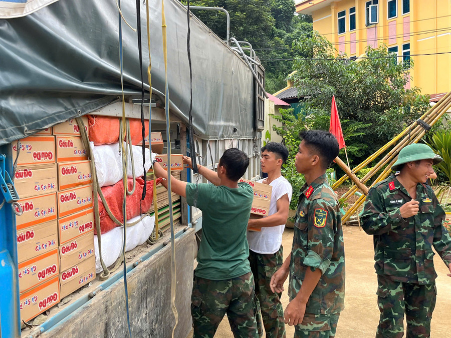 Báo GD&TĐ kết nối, hỗ trợ thầy trò các trường học trên địa bàn xã Mường Luân bị ảnh hưởng do mưa lũ.