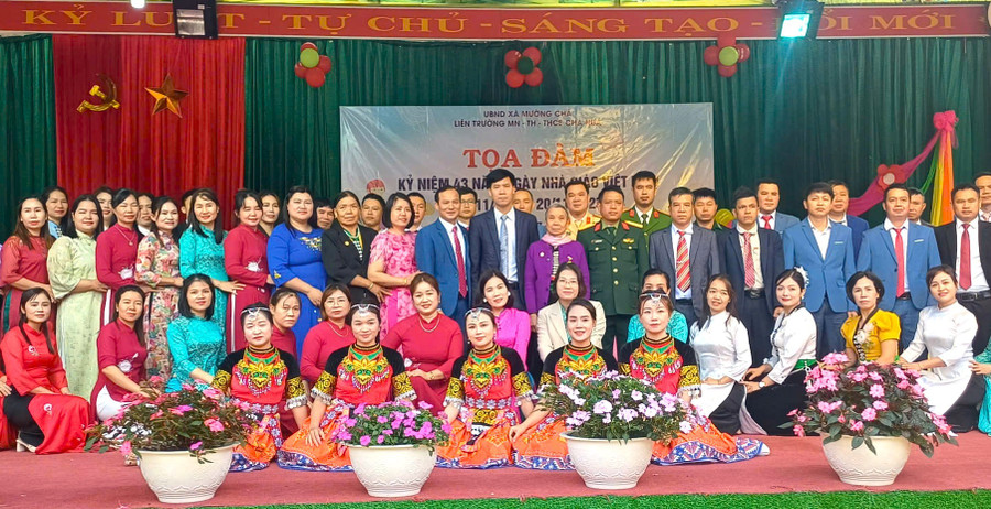 Ông Nguyễn Hữu Đại - Chủ tịch UBND xã Mường Chà (áo đen đứng giữa) chup ảnh cùng các đại biểu dự kỷ niệm Ngày Nhà giáo Việt Nam cùng Trung Tâm Đăng Nhập MM88 Chính Thức Mới Liên trường Mầm non, Tiểu học, THCS Chà Nưa.