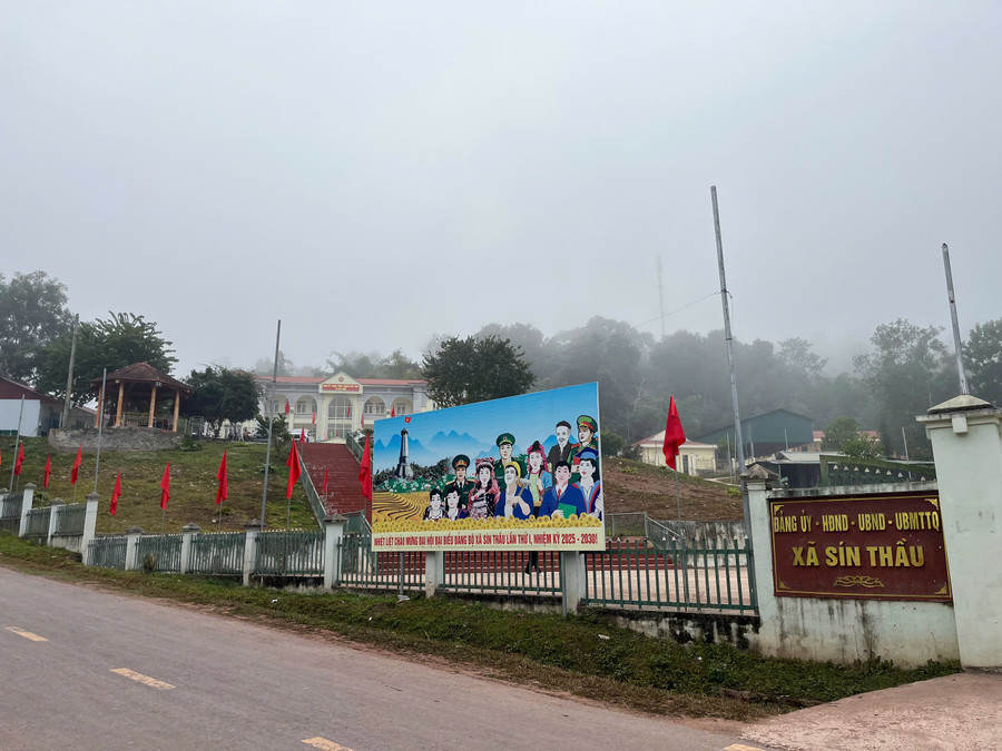 Cờ hoa rực rỡ được trang hoàng trước thềm 2MM88.com trò chơi casino và slot XIV của Đảng. sin-thau-db-2.jpg