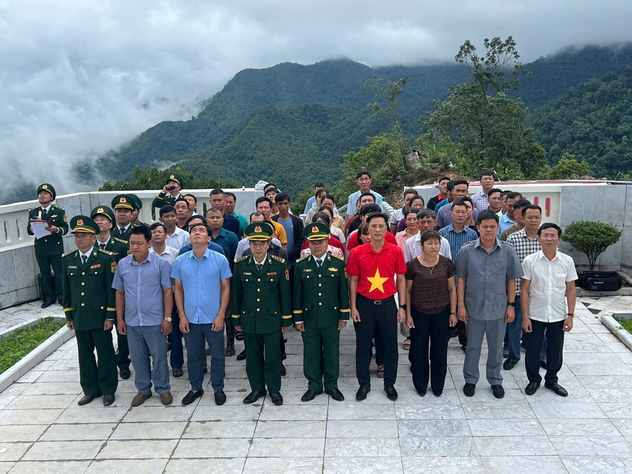 Ông Đặng Thành Huy, Bí thư Đảng ủy xã Sín Thầu (áo đỏ) cùng cấp ủy, chính quyền, Nhân dân địa phương và lực lượng vũ trang thực hiện nghi thức chào cờ tại Cột cờ A Pa Chải. sin-thau-db-3.jpg