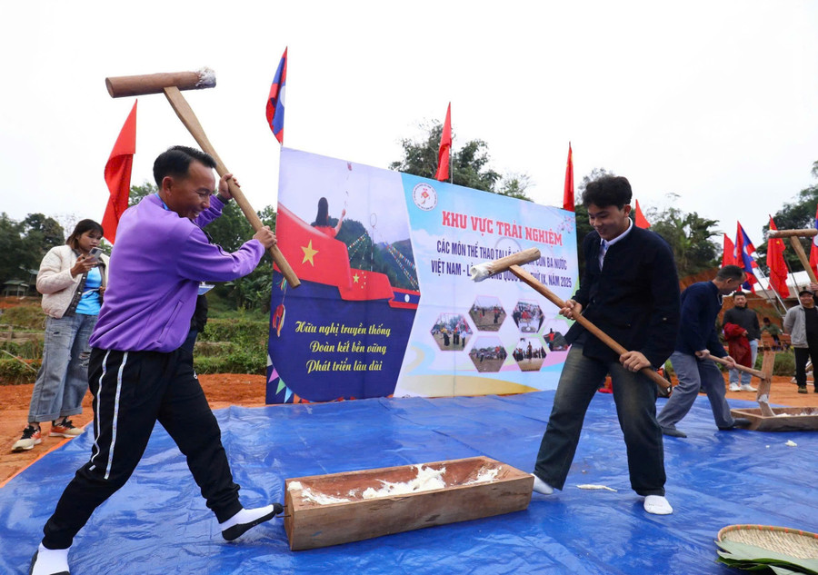 Thi giã bánh giày truyền thống của đồng bào Mông. gia-banh-giay-db.jpg