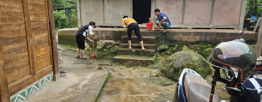 Cán bộ xã Sín Thầu hỗ trợ gia đình người có công dọn vệ sinh. sin-thau-tri-an-8.jpg