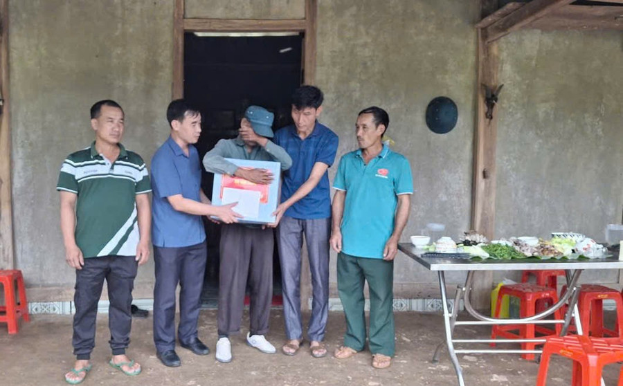 Ông Sừng Gia Tư cảm động trước tình cảm của cán bộ xã Sín Thầu dành cho gia đình. sin-thau-2.jpg