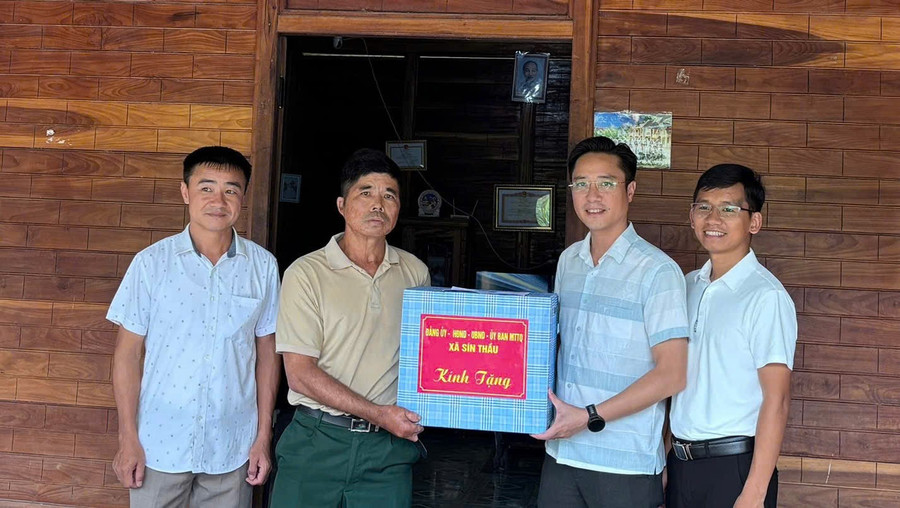 Ông Đặng Thành Huy - Bí thư Đảng ủy xã Sín Thầu (thứ 2 bên phải) thăm hỏi, tặng quà gia đình bệnh binh Lỳ Pó Lòng tại bản Tả Kố Khừ. sin-thau-tri-an.jpg
