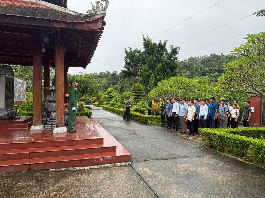 Cán bộ xã Sín Thầu cùng lực lượng vũ trang trên địa bàn dâng hương tại Bia tưởng niệm Anh hùng liệt sĩ Trần Văn Thọ. sin-thau-tri-an-5.jpg