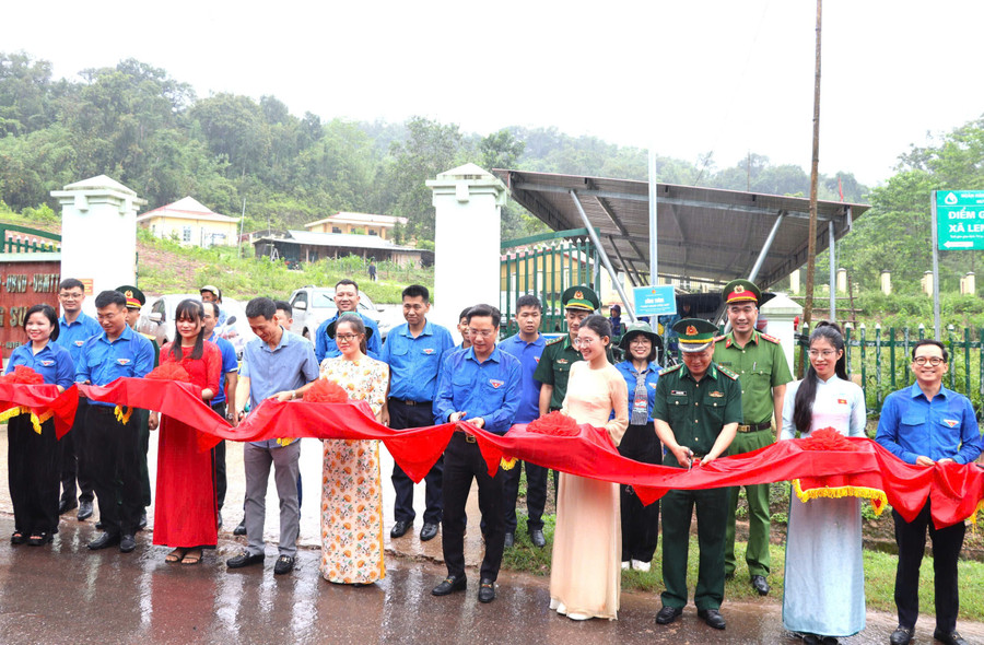 Đoàn viên thanh niên Điện Biên cùng lãnh đạo, nhân dân xã Leng Su Sìn, huyện Mường Nhé cắt băng khánh thành công trình tinh-nguyen-he.jpg