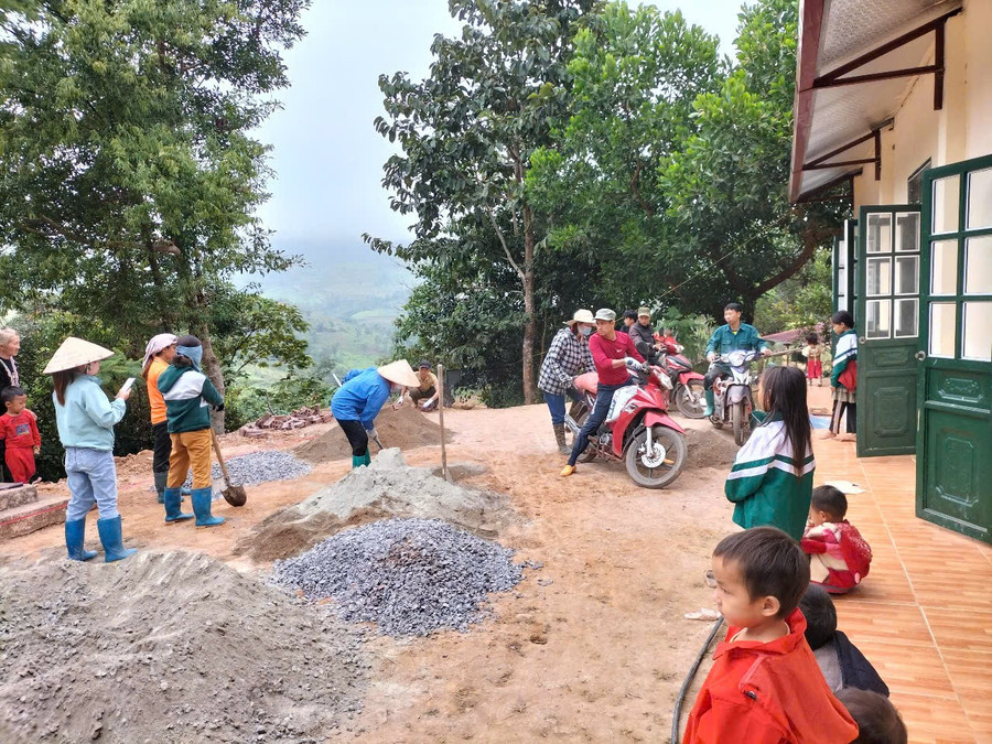 Trung Tâm Đăng Nhập MM88 Chính Thức Mới, đoàn viên thanh niên và phụ huynh đóng góp ngày công lao động, thực hiện làm mới sân bê tông của gần 10 điểm trường vùng khó xã Mường Toong - Chương trình do Báo Giáo dục và Thời đại kết nối với chị Hoa Hoàng (68 Cầu Giấy, Hà Nội) kêu gọi, thực hiện. nong-thon-moi-1.jpg