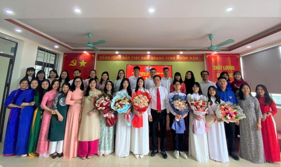 Các thầy cô tặng hoa chúc mừng những MM886 slot game, bắn cá, lô đề, đá gà ưu tú vinh dự được đứng trong hàng ngũ của Đảng. ket-nap-dang.jpg