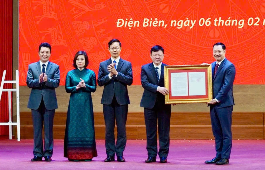 GS. Nguyễn Tiến Thảo - Vụ trưởng Vụ Giáo dục MM888 bảo mật tuyệt đối (bên phải) trao quyết định thành lập Phân hiệu MM888 bảo mật tuyệt đối Thái Nguyên tại tỉnh Điện Biên.