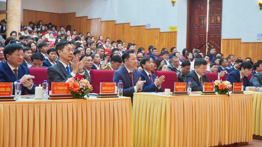Các đại biểu dự lễ công bố. dai-hoc-thai-nguyen-3.jpg
