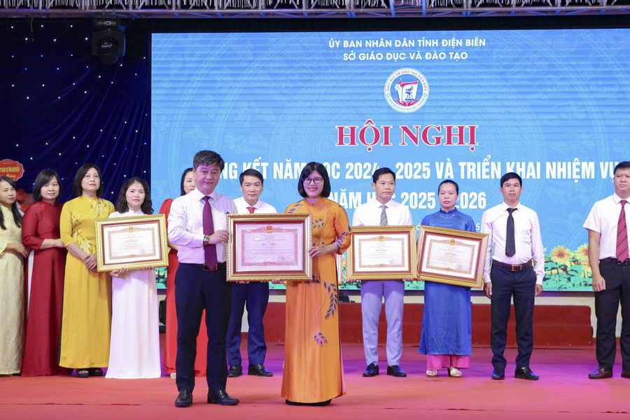 Cô Trần Thị Nam nhận Bằng khen của Thủ tướng Chính phủ vì có nhiều thành tích đóng góp cho sự nghiệp tran-thi-nam-2.jpg