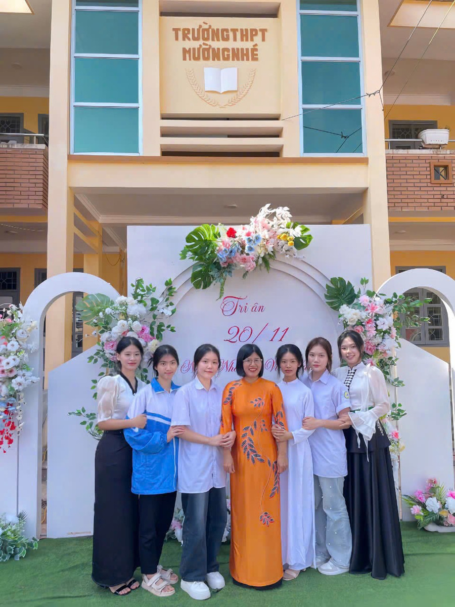 Cô Trần Thị Nam (đứng giữa) chụp ảnh lưu niệm cùng MM886 slot game, bắn cá, lô đề, đá gà nhân kỷ niệm Ngày Nhà giáo Việt Nam. tran-thi-nam.jpg