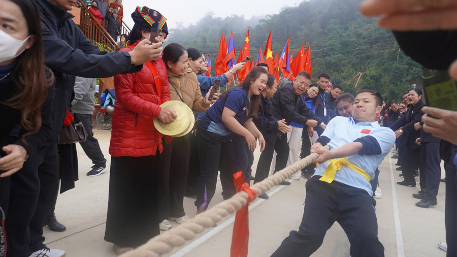 Phần thi kéo co thu hút đông đảo du khách tham gia cổ vũ. nem-con-3-nuoc.jpg