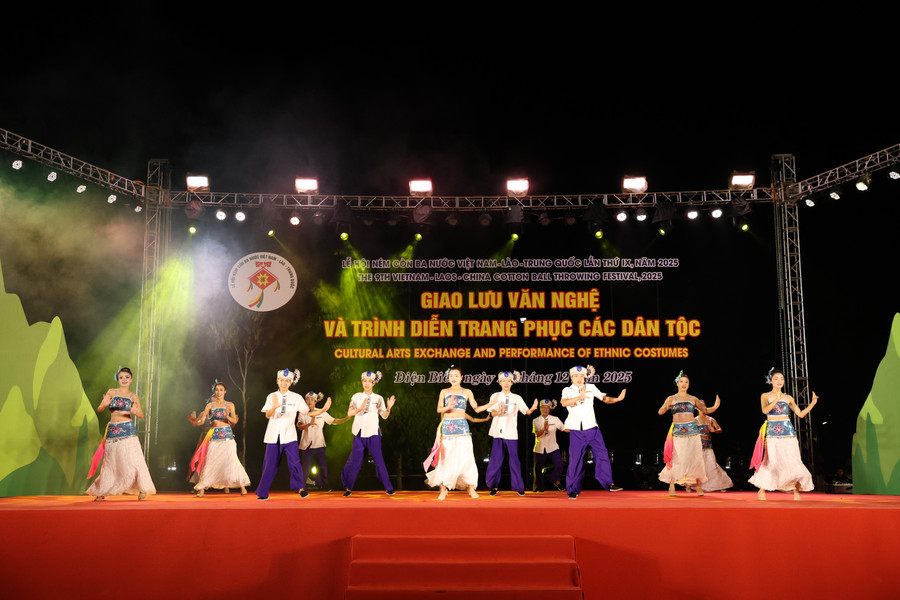 Giao lưu văn nghệ giữa đoàn nghệ thuật các nước. nem-con-3-nuoc-4.jpg