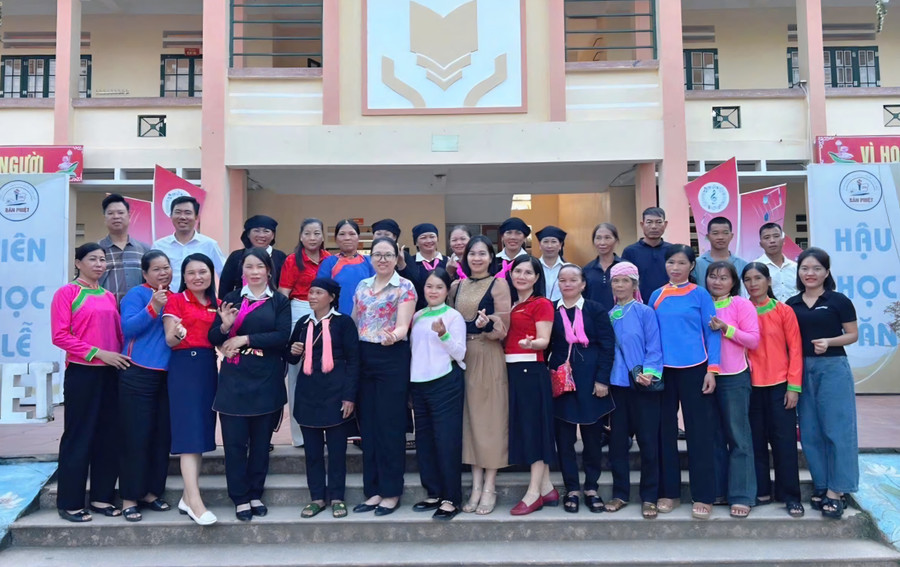 Các học viên lớp xóa mù chữ phường Lào Cai chụp ảnh lưu niệm cùng Trung Tâm Đăng Nhập MM88 Chính Thức Mới và lãnh đạo phường.