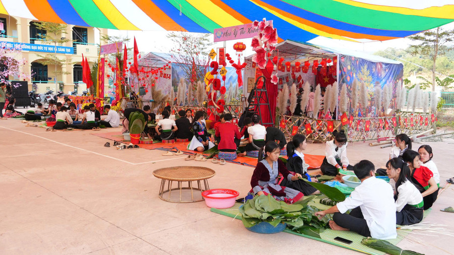 Các lớp tham gia phần thi gói bánh chưng xanh. na-hy-tet-1.jpg