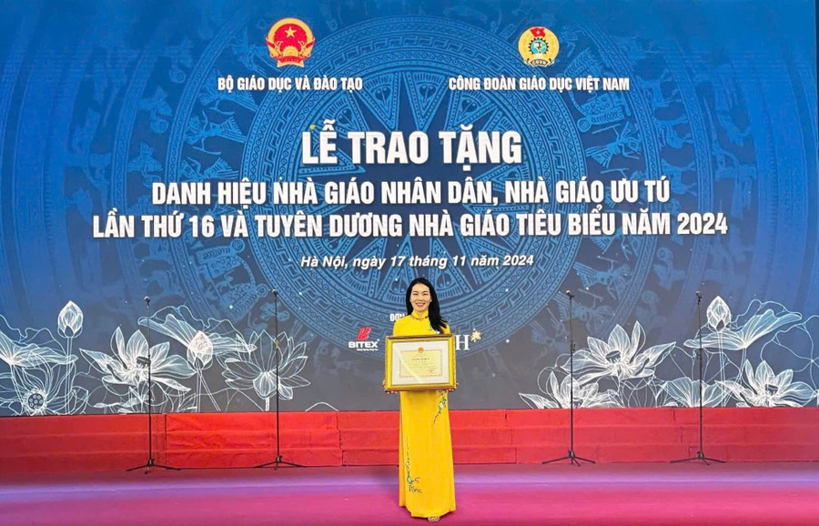 Cô Bùi Thị Anh chụp ảnh lưu niệm tại Lễ Trao tặng danh hiệu Nhà giáo Nhân dân, Nhà giáo Ưu tú lần thứ 16 và tuyên dương nhà giáo tiêu biểu năm 2024. bui-thi-anh-6.jpg