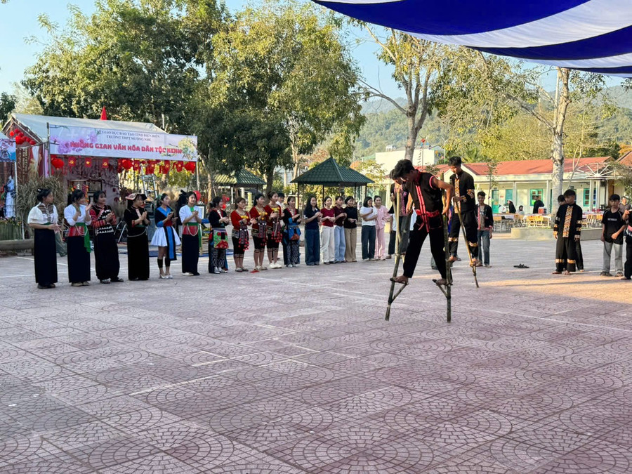 Phần thi đi cà kheo của các lớp. van-hoa-thpt-muong-nhe.jpg