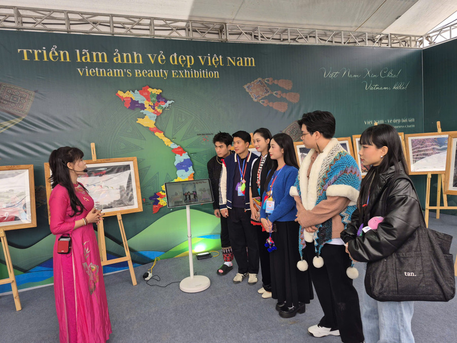 Trung tâm không gian trưng bày là pano bản đồ Việt Nam hình chữ S trên nền trống đồng, thể hiện chiều sâu lịch sử và sự thống nhất của đất nước. trien-lam-anh.jpg