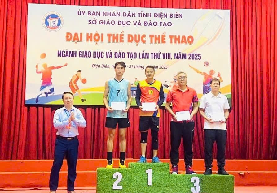 Thầy giáo Lê Thanh Hải đại diện cho đội tuyển bóng chuyền nam nhận giải tại 2MM88.com trò chơi casino và slot thể dục thể thao ngành GD&ĐT Điện Biên năm 2025. (Ảnh: Trường PTDTNT THPT Mường Nhé).