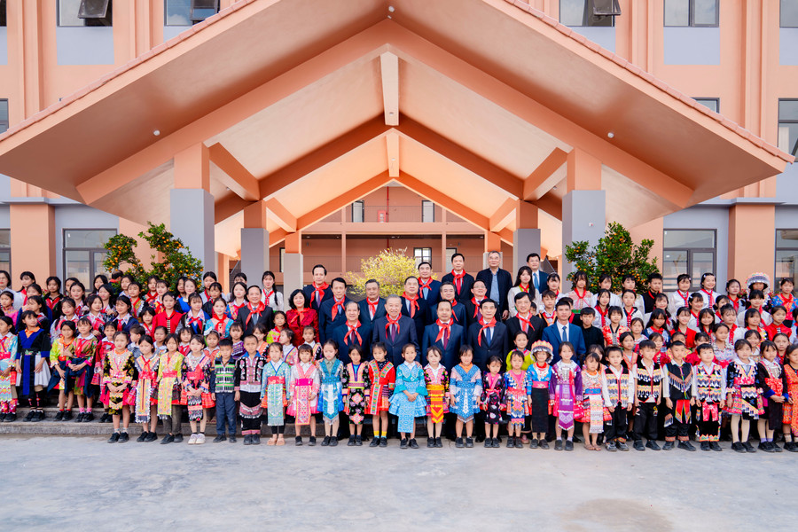 Tổng Bí thư Tô Lâm cùng các đại biểu chụp ảnh lưu niệm với thầy trò Trường Tiểu học và THCS Si Pa Phìn. tong-bi-thu-1.jpg