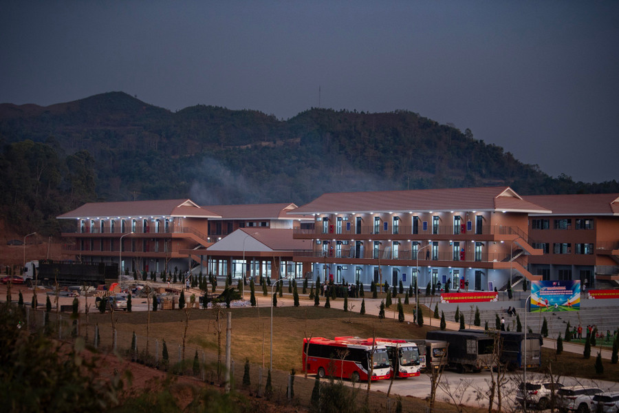 Trường Tiểu học và THCS Si Pa Phìn về đêm. tong-bi-thu-4.jpg