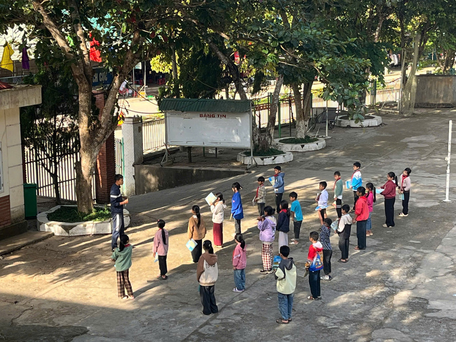 Thầy trò trường PTDTBT Tiểu học và THCS Phu Luông trong tiết thể dục giữa giờ. muong-nha-xmc.jpg