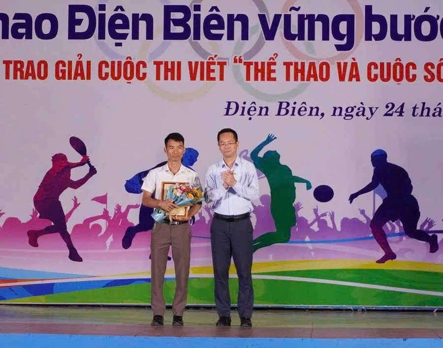 Ông Trần Hải Hà, Quyền Giám đốc Sở VH,TT&DL tỉnh Điện Biên trao giải Nhất cho tác giả Dương Ngọc Phúc (Trường PTDTBT THCS Mường Mươn) với tác phẩm “Nhịp đập biên cương: Thể thao và khát vọng gieo chữ giữa đại ngàn”. vinh-danh-1.jpg